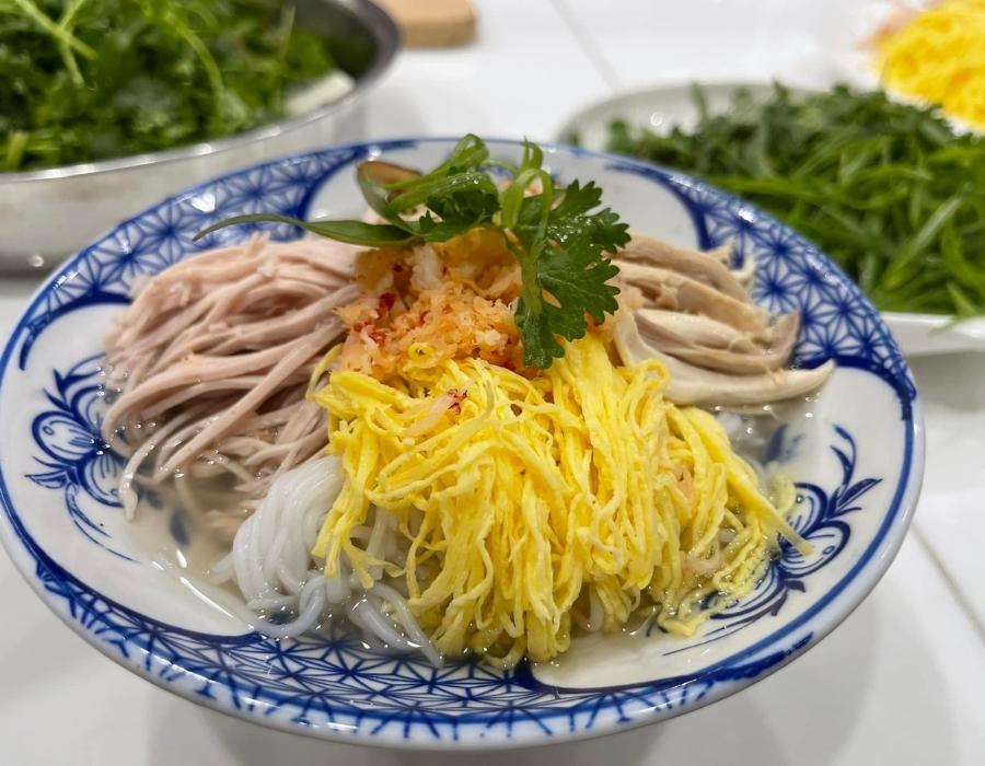 Vychutnejte si hanojské speciality na svátek 2. září prostřednictvím slavných pokrmů - Foto 4. Thưởng thức đặc sản Hà Nội dịp lễ 2/9 qua những món ăn nổi tiếng- Ảnh 4.