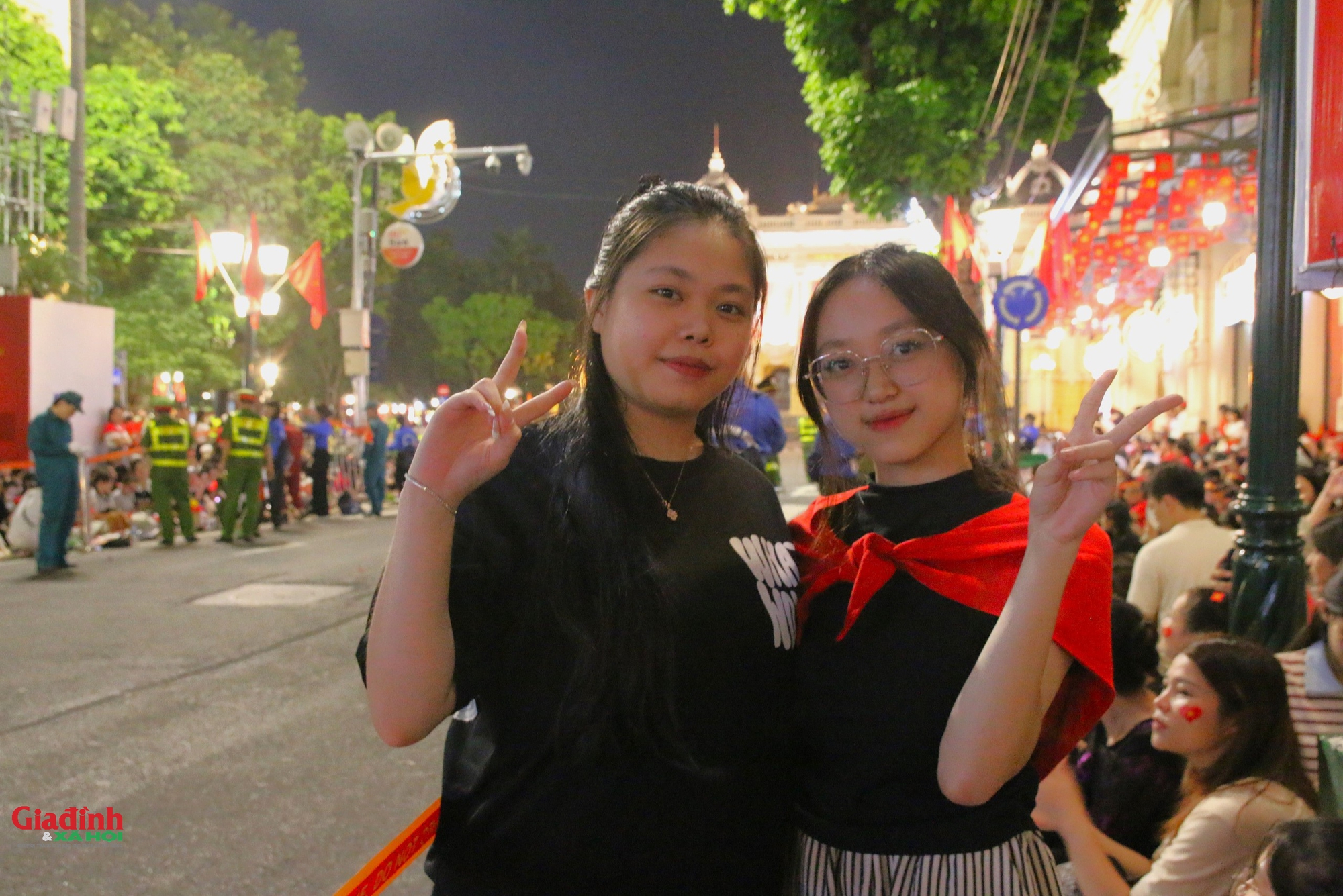 Hà Nội: Khoảnh khắc những người lính 'đi trong vòng tay nhân dân' - Ảnh 3. Hà Nội: Khoảnh khắc những người lính 'đi trong vòng tay nhân dân' - Ảnh 3.
