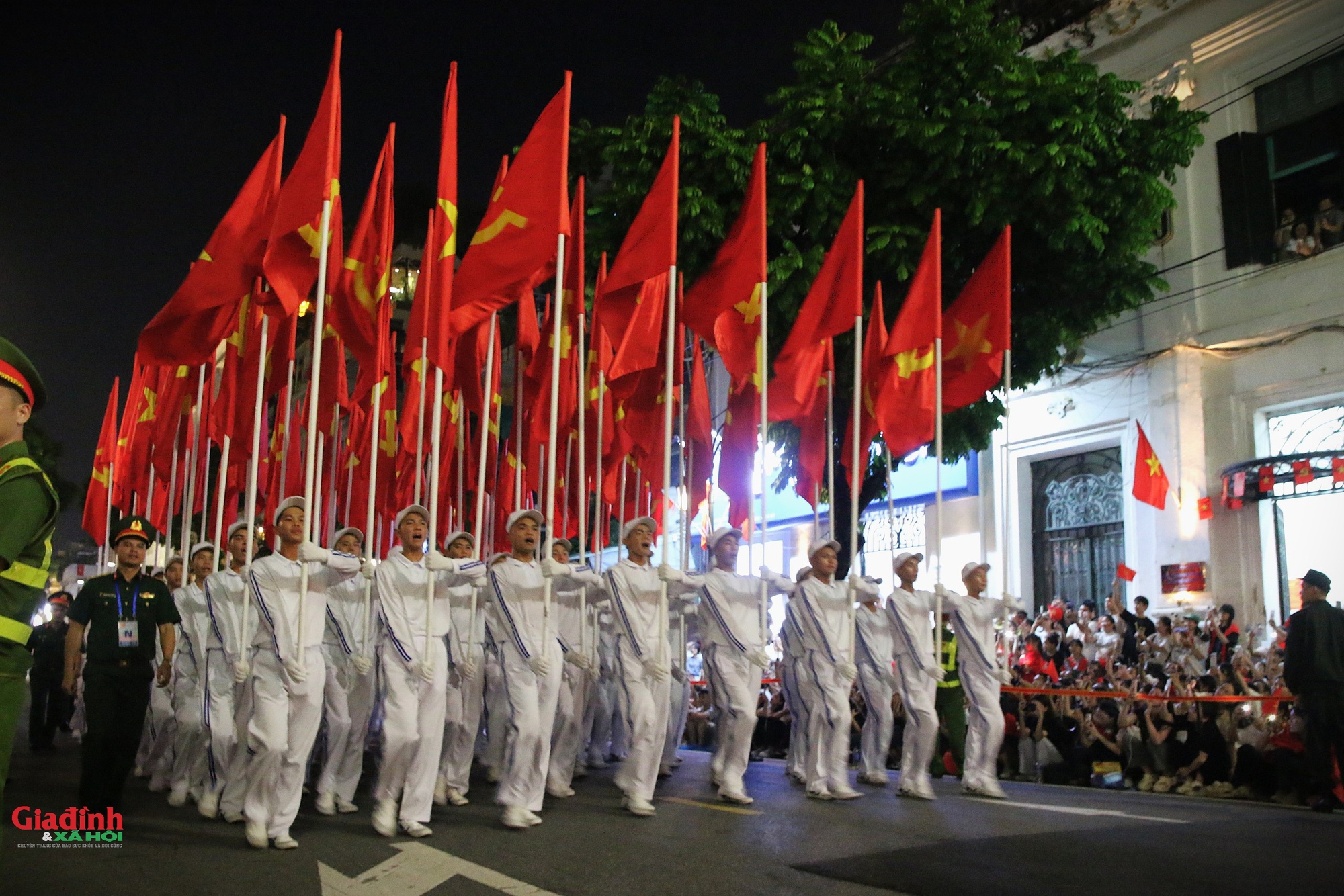 Hà Nội: Khoảnh khắc những người lính 'đi trong vòng tay nhân dân' - Ảnh 5. Hà Nội: Khoảnh khắc những người lính 'đi trong vòng tay nhân dân' - Ảnh 5.