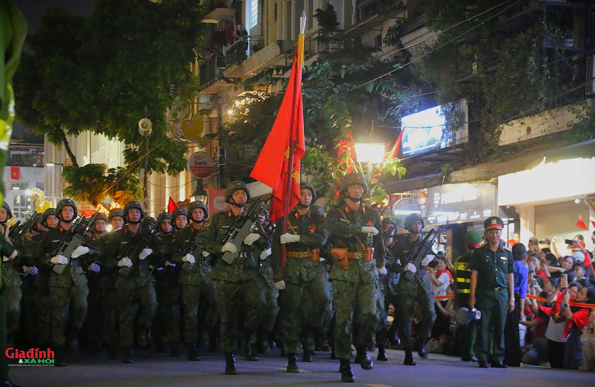Hà Nội: Khoảnh khắc những người lính 'đi trong vòng tay nhân dân' - Ảnh 8. Hà Nội: Khoảnh khắc những người lính 'đi trong vòng tay nhân dân' - Ảnh 8.