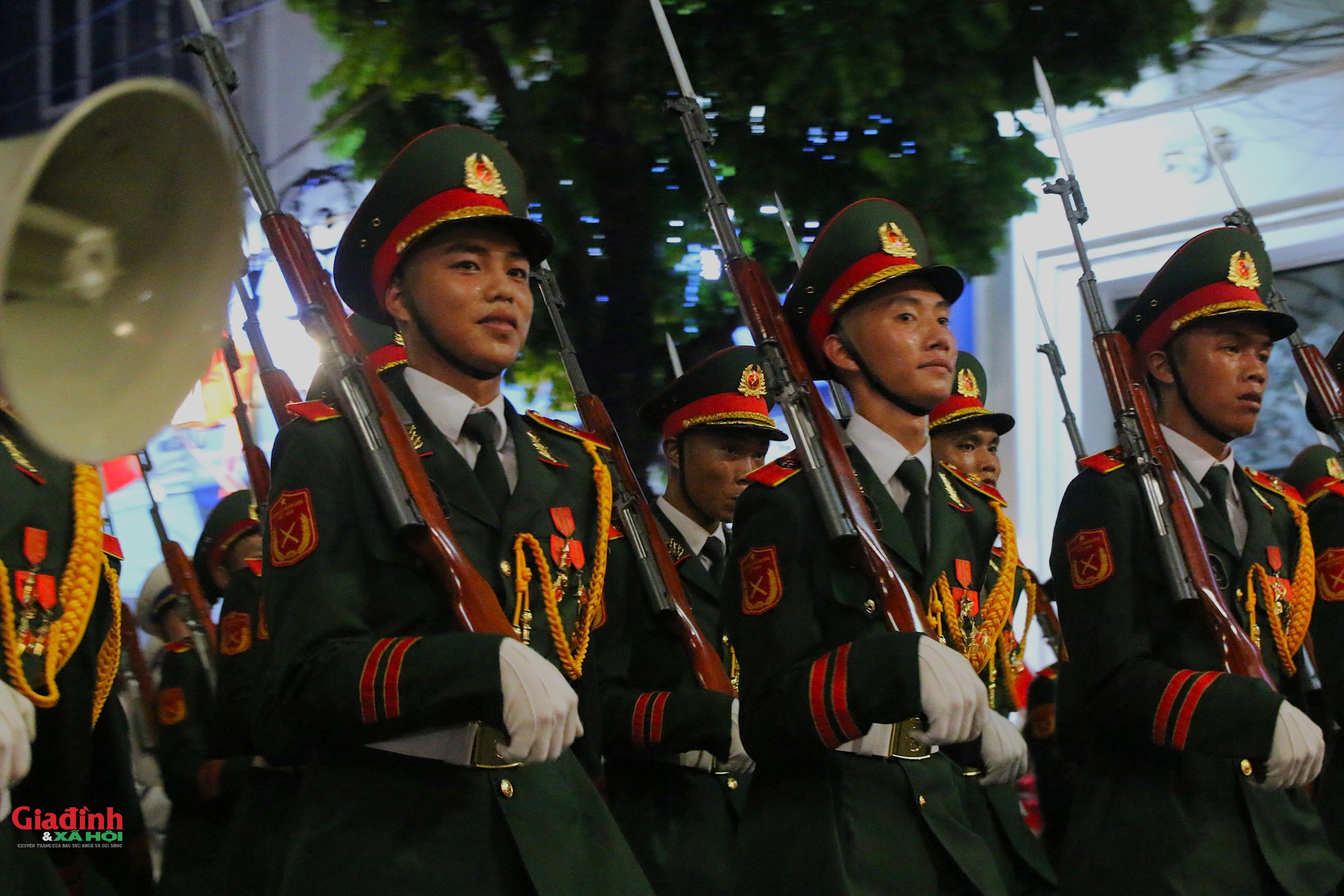 Hà Nội: Khoảnh khắc những người lính 'đi trong vòng tay nhân dân' - Ảnh 9. Hà Nội: Khoảnh khắc những người lính 'đi trong vòng tay nhân dân' - Ảnh 9.