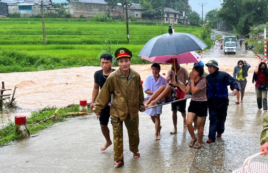 Vượt 40km trong bão lũ đưa sản phụ đến viện sinh con - Ảnh 1. Vượt 40km trong bão lũ đưa sản phụ đến viện sinh con - Ảnh 1.