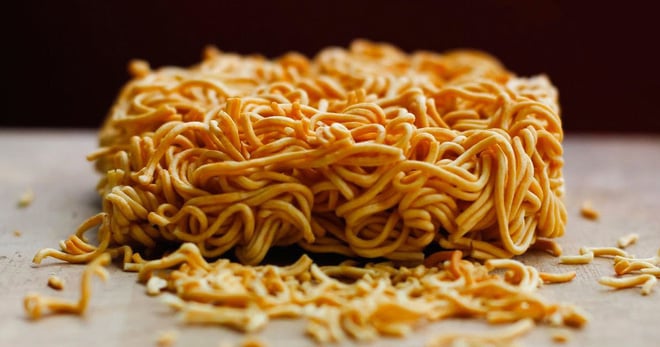 Bé trai 13 tuổi tử vong sau khi ăn mì ăn liền sống: Nên ăn theo cách này để an toàn cho sức khỏe - Ảnh 2.