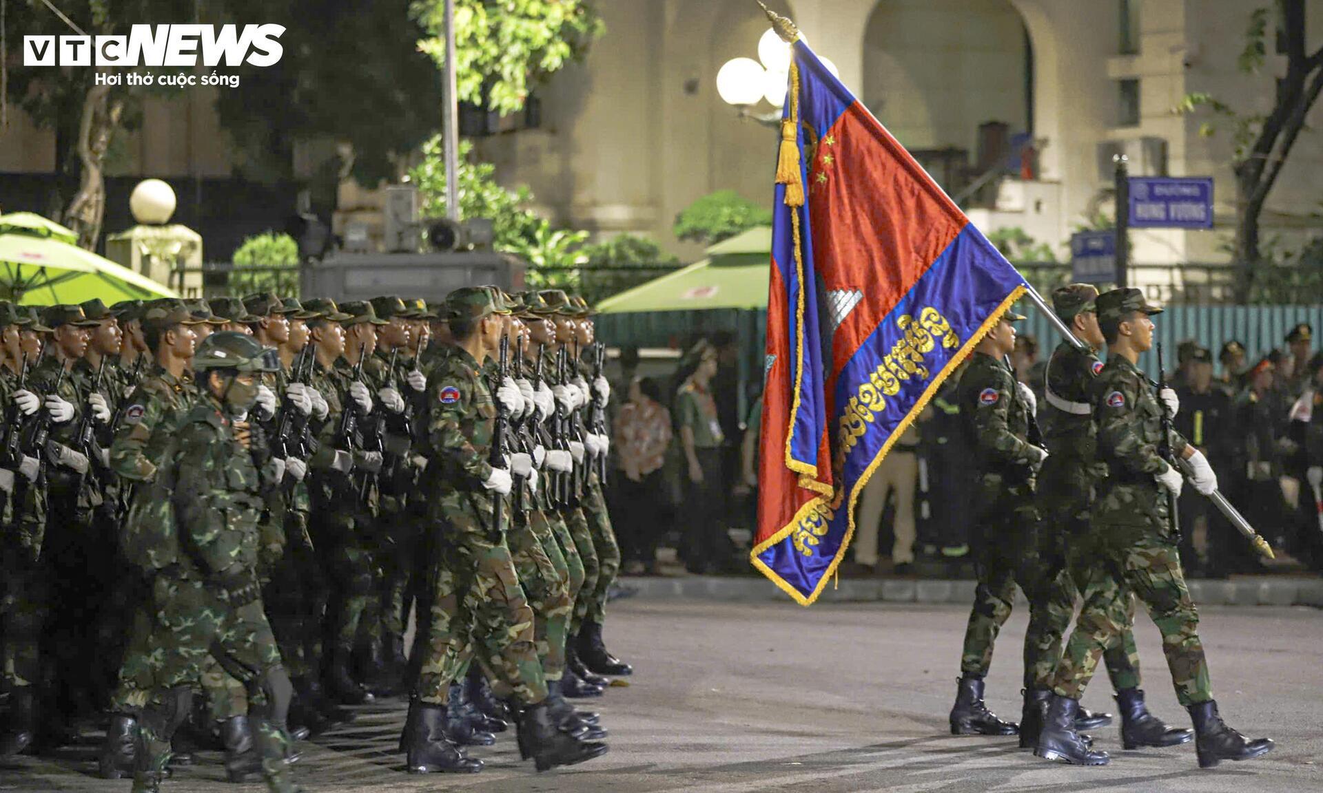 doan-quan-dieu-binh-di-giua-pho-ha-noi-nhan-dan-dan-rong-vong-tay-chao-don-1-of-1-2-21585514-00174065-1756341660914-17563416611201013931423.jpg
