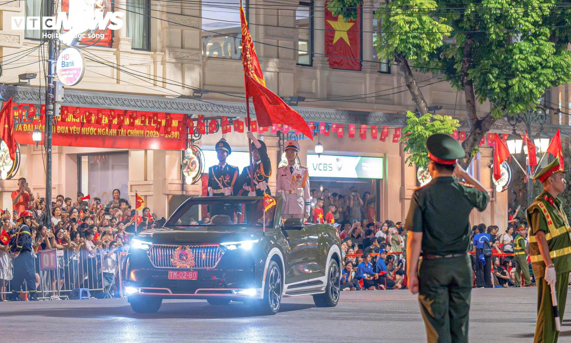 khi-the-hao-hung-so-duyet-cap-nha-nuoc-quang-truong-ba-dinh-11-04424175-1756341683549-17563416843771566060031.jpg