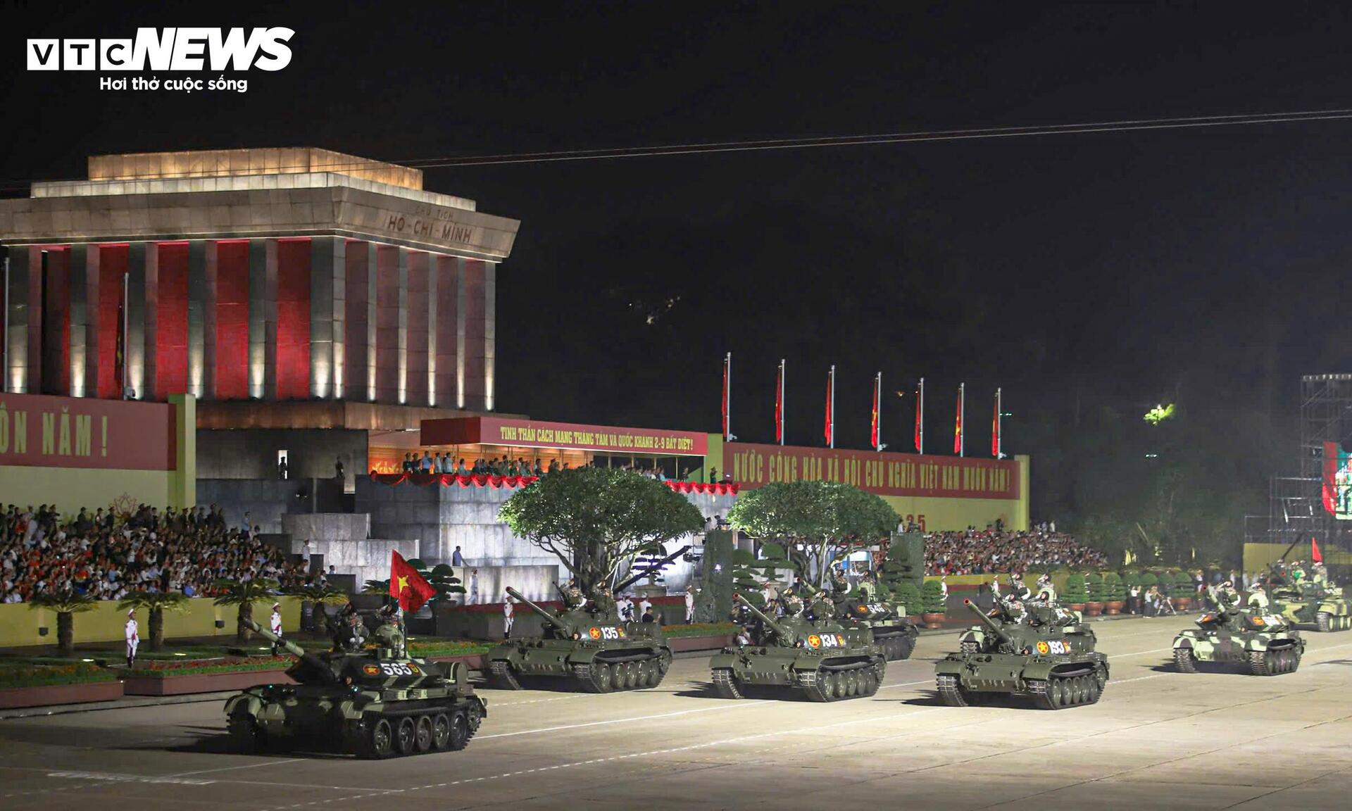 khi-the-hao-hung-so-duyet-cap-nha-nuoc-quang-truong-ba-dinh-18-00305513-1756341676880-1756341677238453268806.jpg
