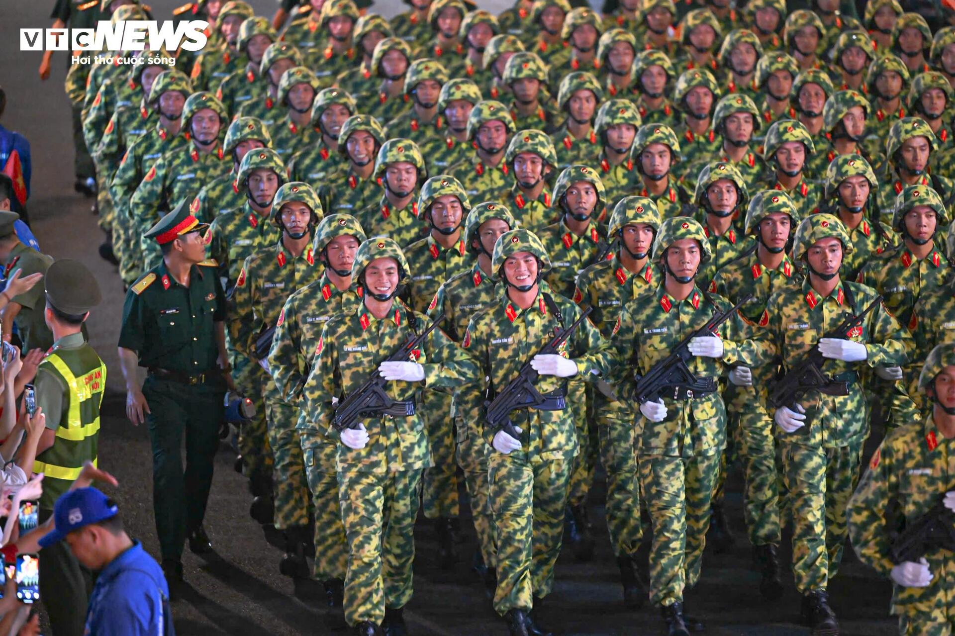 khi-the-hao-hung-so-duyet-cap-nha-nuoc-quang-truong-ba-dinh-21-00350659-1756341685167-17563416856771950220020.jpg