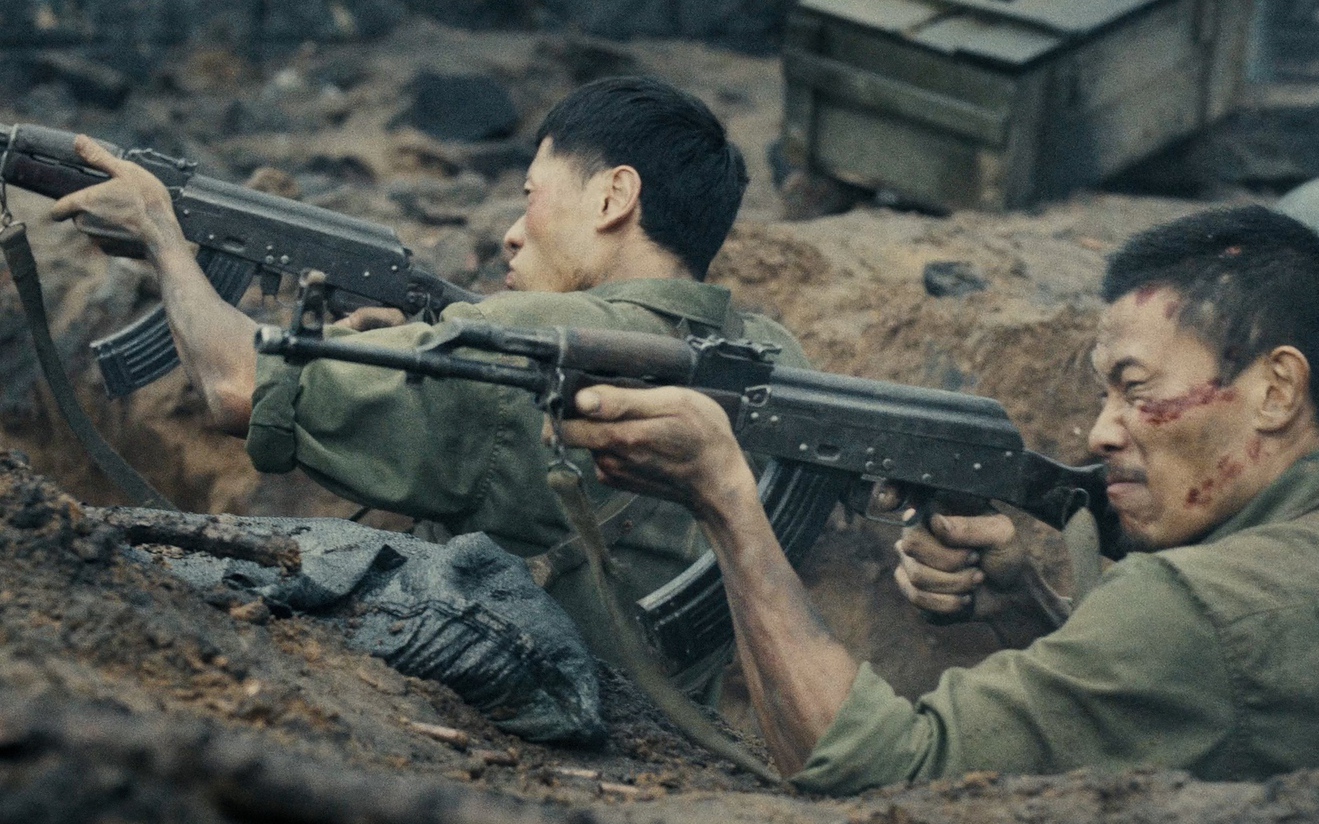 &quot;Mưa đỏ&quot; vượt doanh thu &quot;Địa đạo&quot;, cán mốc 189 tỷ đồng chỉ sau gần một tuần ra rạp