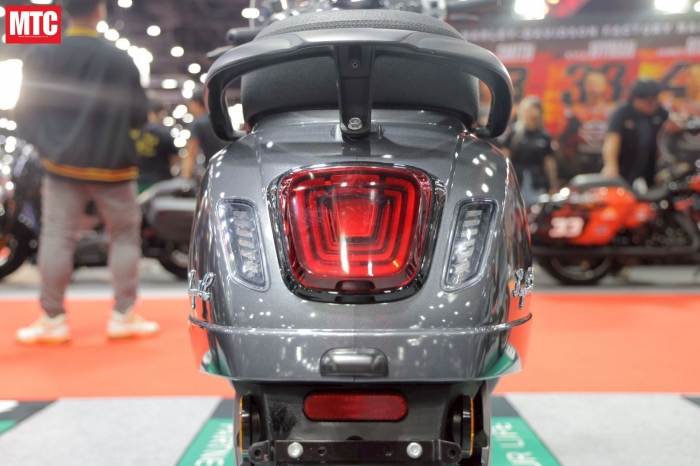 Xe máy điện giá 32 triệu đồng đẹp cổ điển tựa Vespa, trang bị ngang Air Blade, rẻ như Vision - Ảnh 8. Xe máy điện giá 32 triệu đồng đẹp cổ điển tựa Vespa, trang bị ngang Air Blade, rẻ như Vision - Ảnh 8.