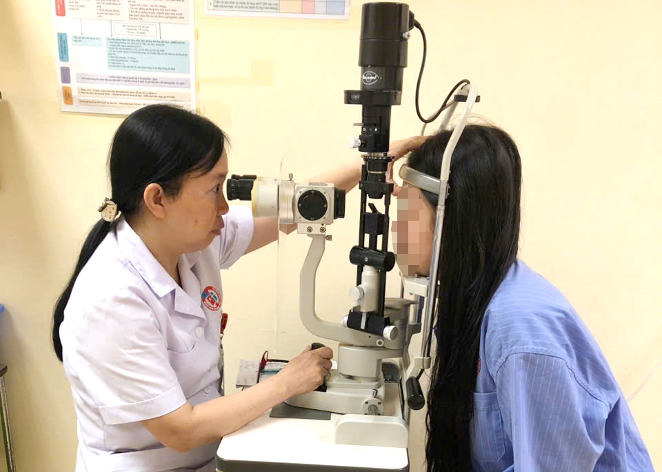 Cô gái 20 tuổi ở Quảng Ninh nhập viện vì sai lầm khi đeo kính áp tròng - Ảnh 1.