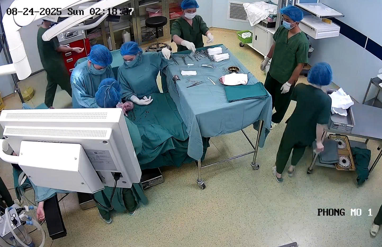 'Ngược quy trình' cứu 3 mẹ con sản phụ bị sa dây rốn nguy hiểm  - Ảnh 1.