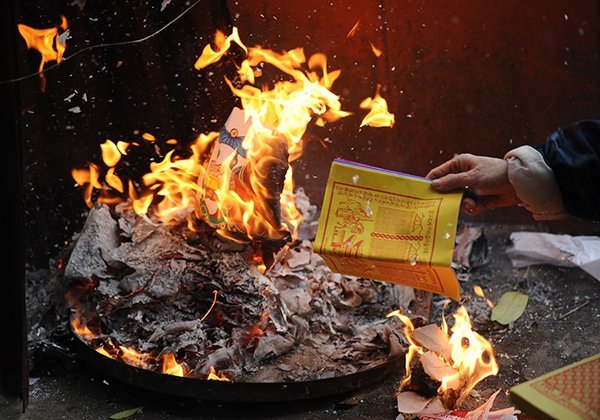 Hóa vàng thế nào cho đúng cách và những điều kiêng kỵ - Ảnh 1.