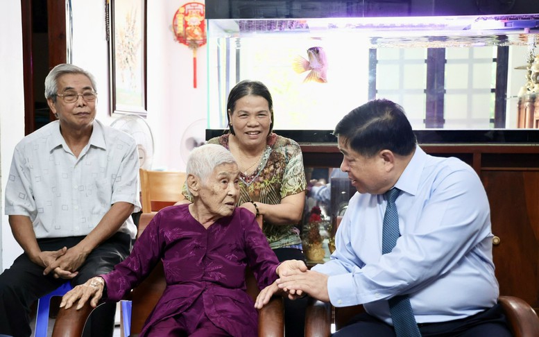 Bảo đảm tặng quà cho người dân kịp thời, đúng đối tượng, không trùng lặp - Ảnh 4. Bảo đảm tặng quà cho người dân kịp thời, đúng đối tượng, không trùng lặp - Ảnh 4.