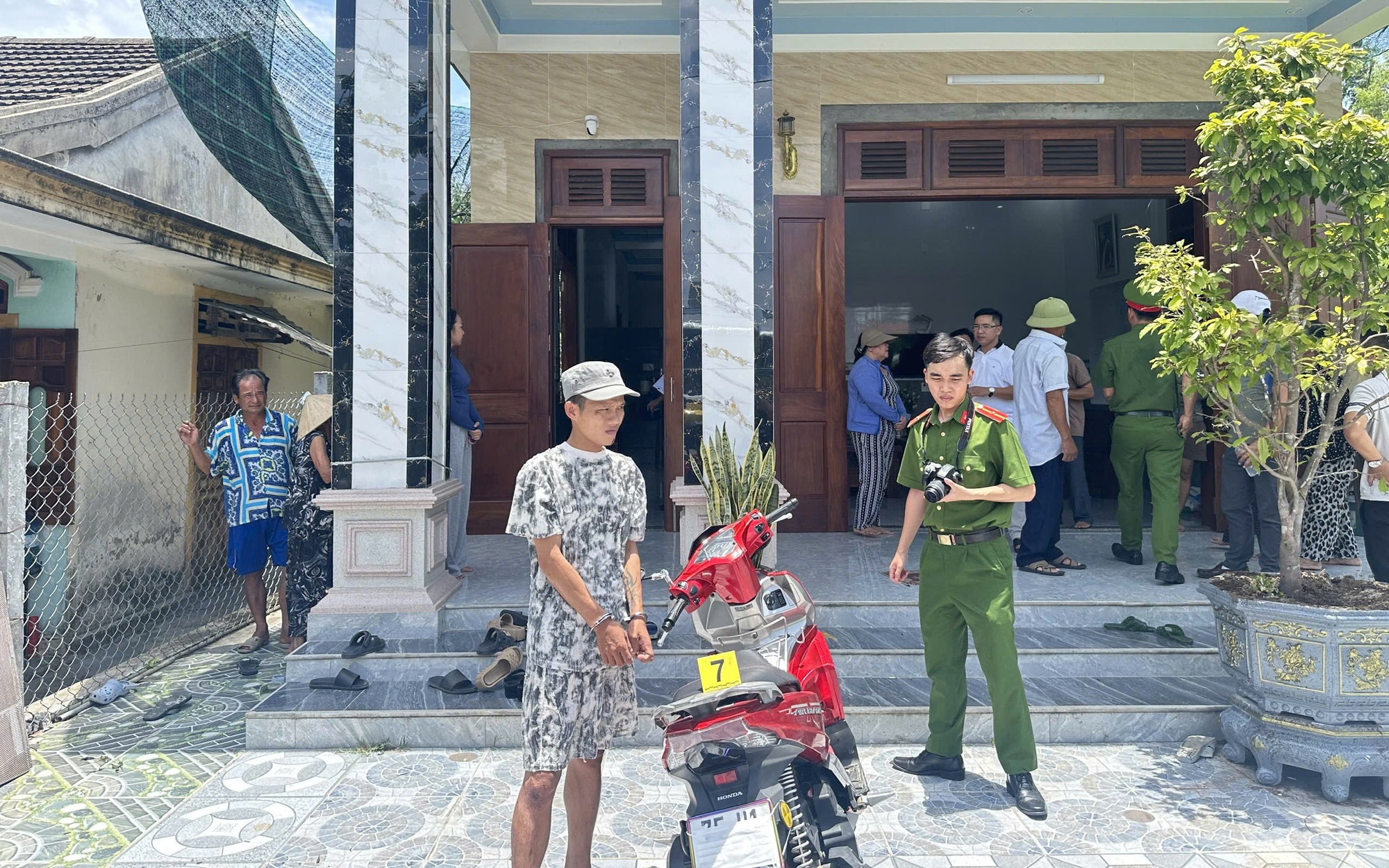 bat-doi-tuong-cong-4-tien-an-di-hanh-nghe-trom-cap-1754213222739450773473-320-0-1920-2560-crop-1754213328470881500128.jpg