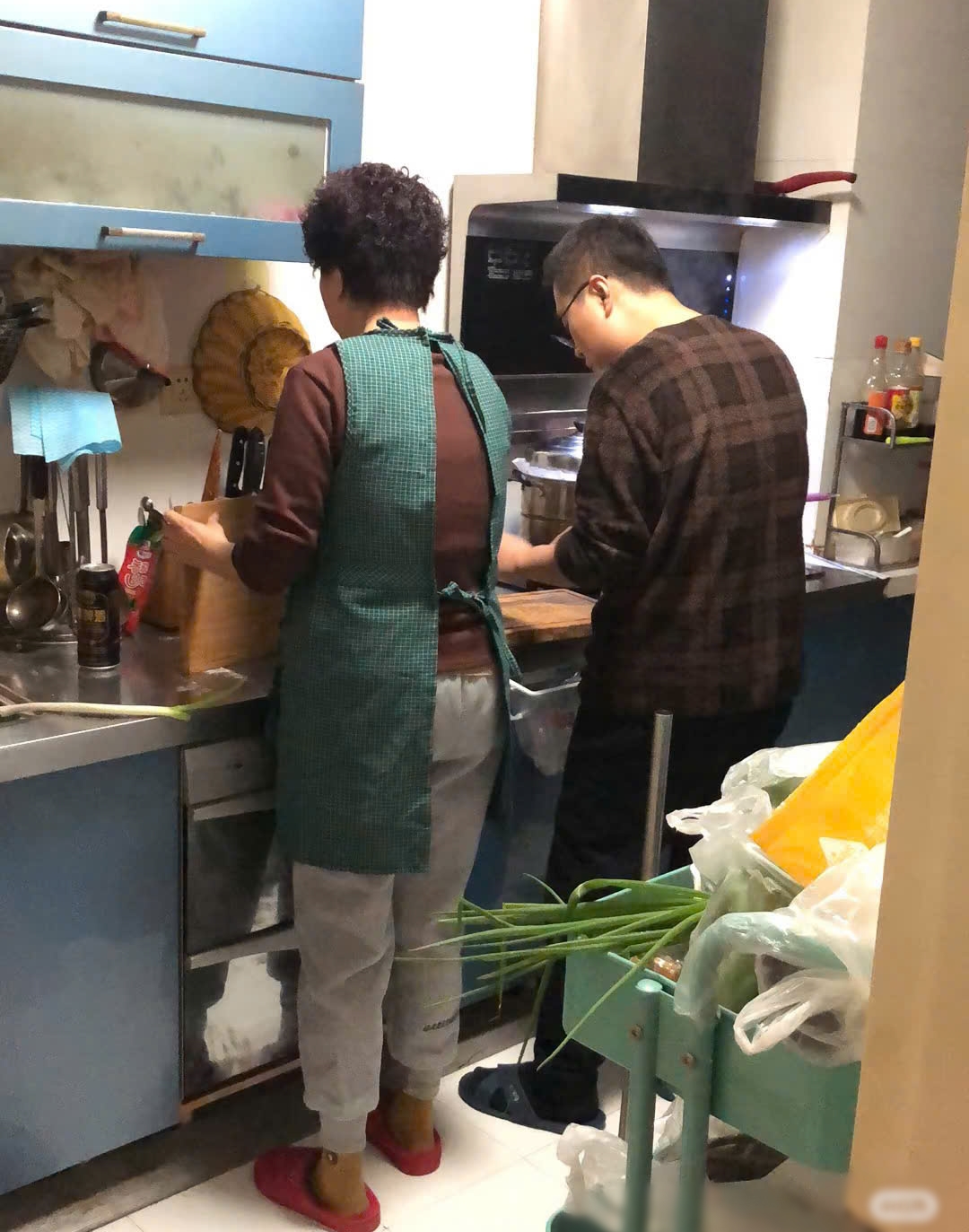 Bóng lưng của con rể và mẹ vợ khiến dân mạng không thể dừng "gõ phím"- Ảnh 2. Bóng lưng của con rể và mẹ vợ khiến dân mạng không thể dừng "gõ phím"- Ảnh 2.