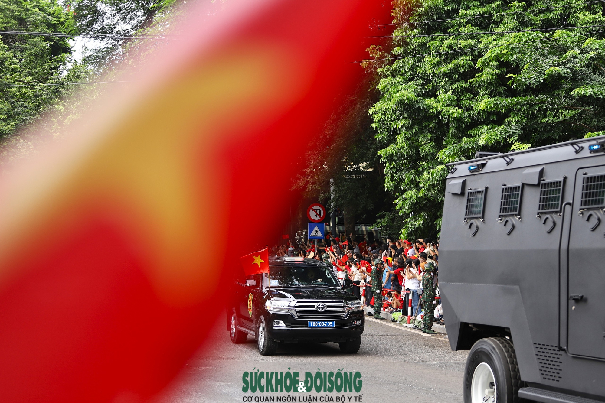 Biển người hò reo, pháo tay rền vang khi khí tài công an, quân đội diễu phố - Ảnh 17. Biển người hò reo, pháo tay rền vang khi khí tài công an, quân đội diễu phố - Ảnh 17.