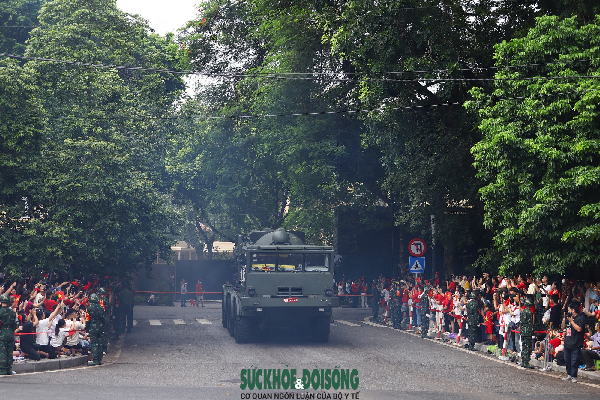 Biển người hò reo, pháo tay rền vang khi khí tài công an, quân đội diễu phố - Ảnh 12. Biển người hò reo, pháo tay rền vang khi khí tài công an, quân đội diễu phố - Ảnh 12.
