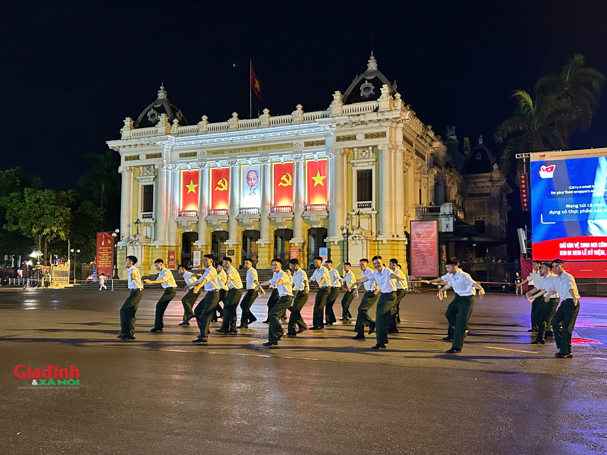 Hà Nội một đêm 'không ngủ' chào đón tổng duyệt diễu binh, diễu hành A80 - Ảnh 1. Hà Nội một đêm 'không ngủ' chào đón tổng duyệt diễu binh, diễu hành A80 - Ảnh 1.