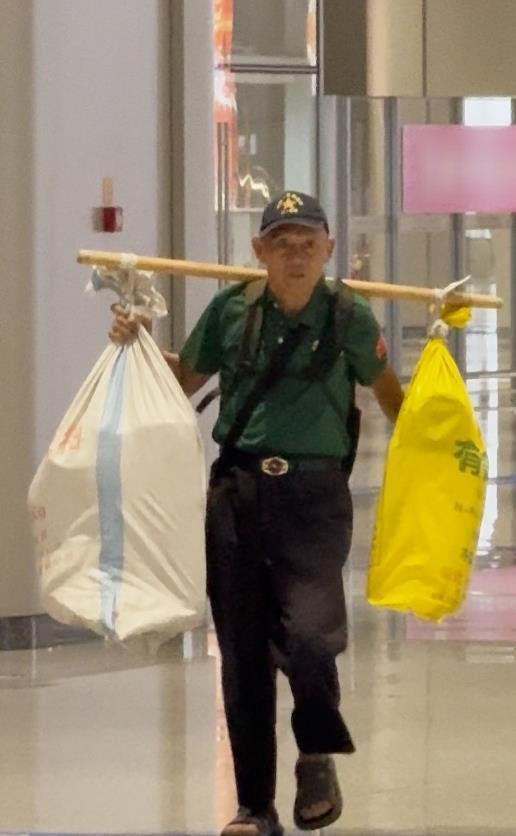 Xúc động cha già gánh gần 80kg đặc sản, vượt hơn 600km đến thăm con cháu - Ảnh 2. Xúc động cha già gánh gần 80kg đặc sản, vượt hơn 600km đến thăm con cháu - Ảnh 2.