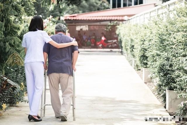 Cả làng chê trách khi tôi đưa bố vào viện dưỡng lão nhưng ông lại nở nụ cười- Ảnh 1. Cả làng chê trách khi tôi đưa bố vào viện dưỡng lão nhưng ông lại nở nụ cười- Ảnh 1.