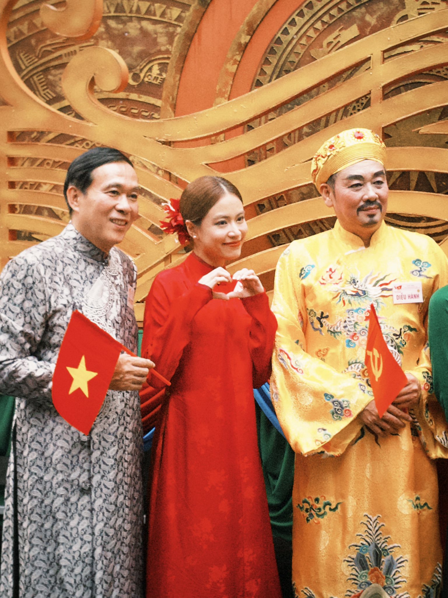 Hoàng Thùy Linh nổi bật khi diện áo dài đỏ tham gia diễu hành A80- Ảnh 8. Hoàng Thùy Linh nổi bật khi diện áo dài đỏ tham gia diễu hành A80- Ảnh 8.