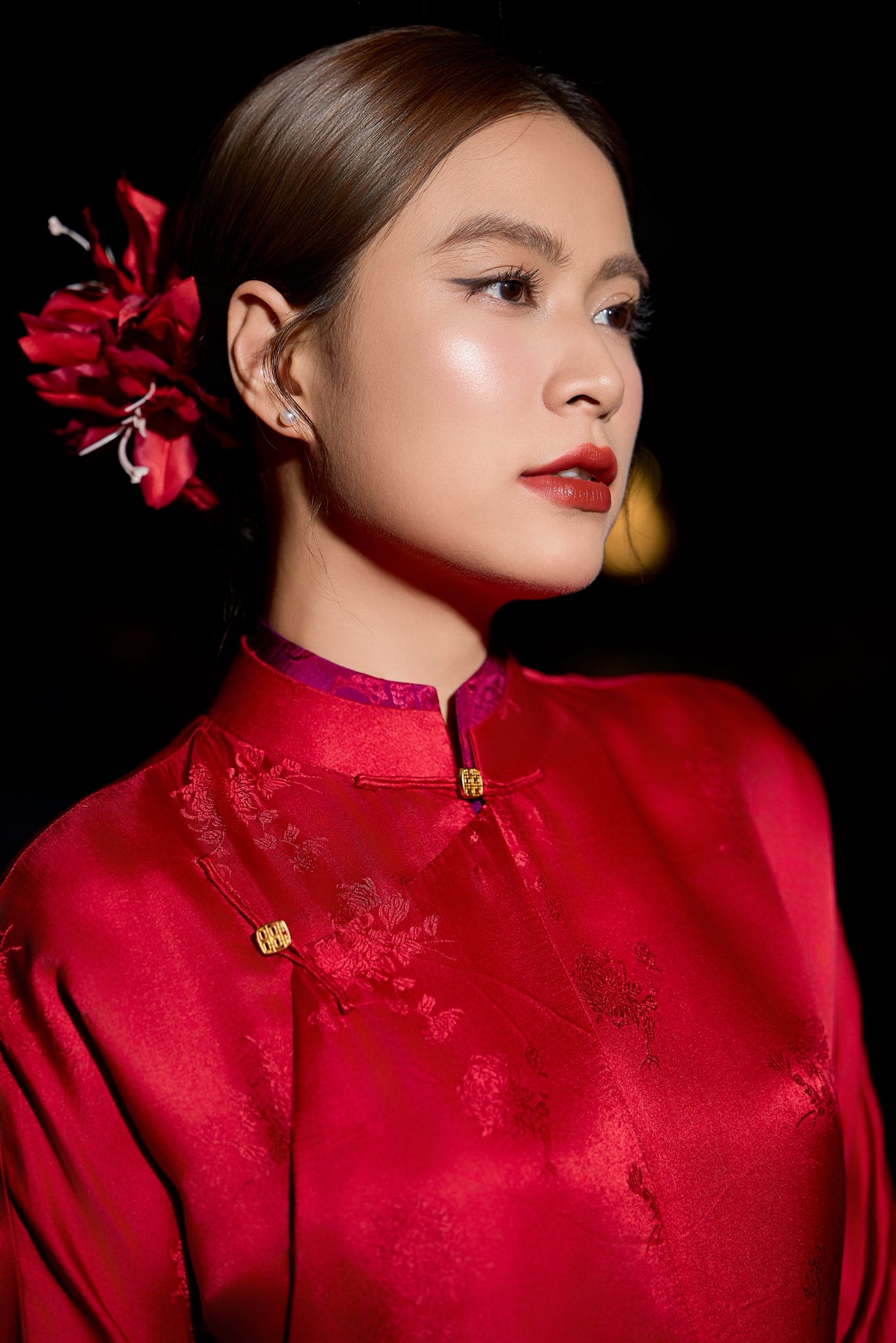Hoàng Thùy Linh nổi bật khi diện áo dài đỏ tham gia diễu hành A80- Ảnh 10. Hoàng Thùy Linh nổi bật khi diện áo dài đỏ tham gia diễu hành A80- Ảnh 10.