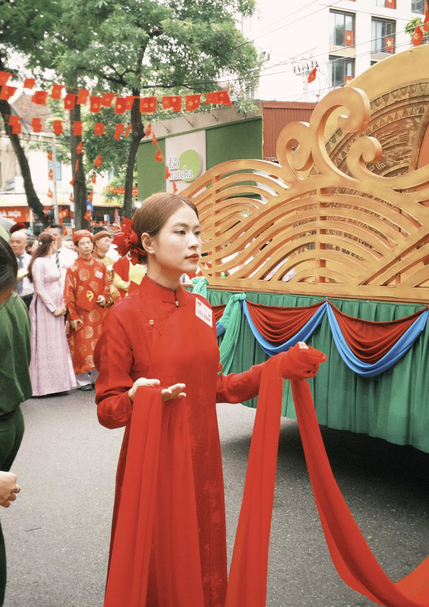 Hoàng Thùy Linh nổi bật khi diện áo dài đỏ tham gia diễu hành A80- Ảnh 4. Hoàng Thùy Linh nổi bật khi diện áo dài đỏ tham gia diễu hành A80- Ảnh 4.