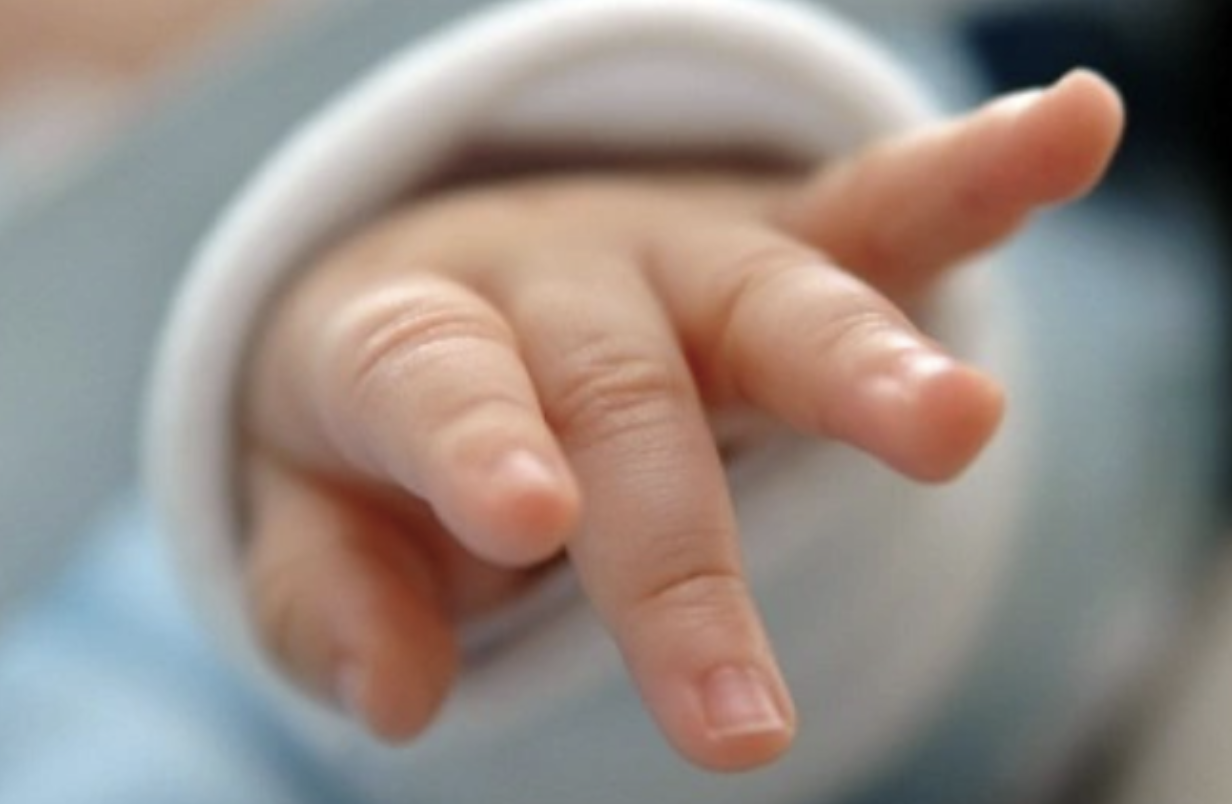 Cuộc chiến giành lại sự sống cho bé 2 ngày tuổi bị nhiễm trùng huyết sơ sinh - Ảnh 2.