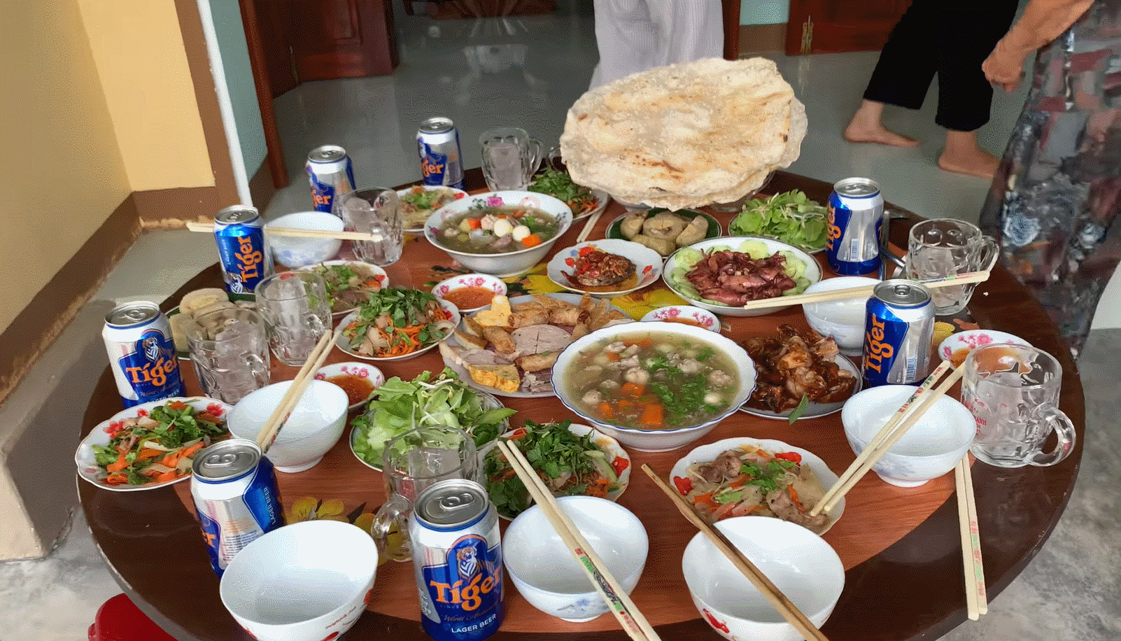 Nàng dâu Hà Nội dự đám giỗ ở miền Trung, thích mê 1 món đặc sản trên mâm cỗ - Ảnh 2. Nàng dâu Hà Nội dự đám giỗ ở miền Trung, thích mê 1 món đặc sản trên mâm cỗ - Ảnh 2.