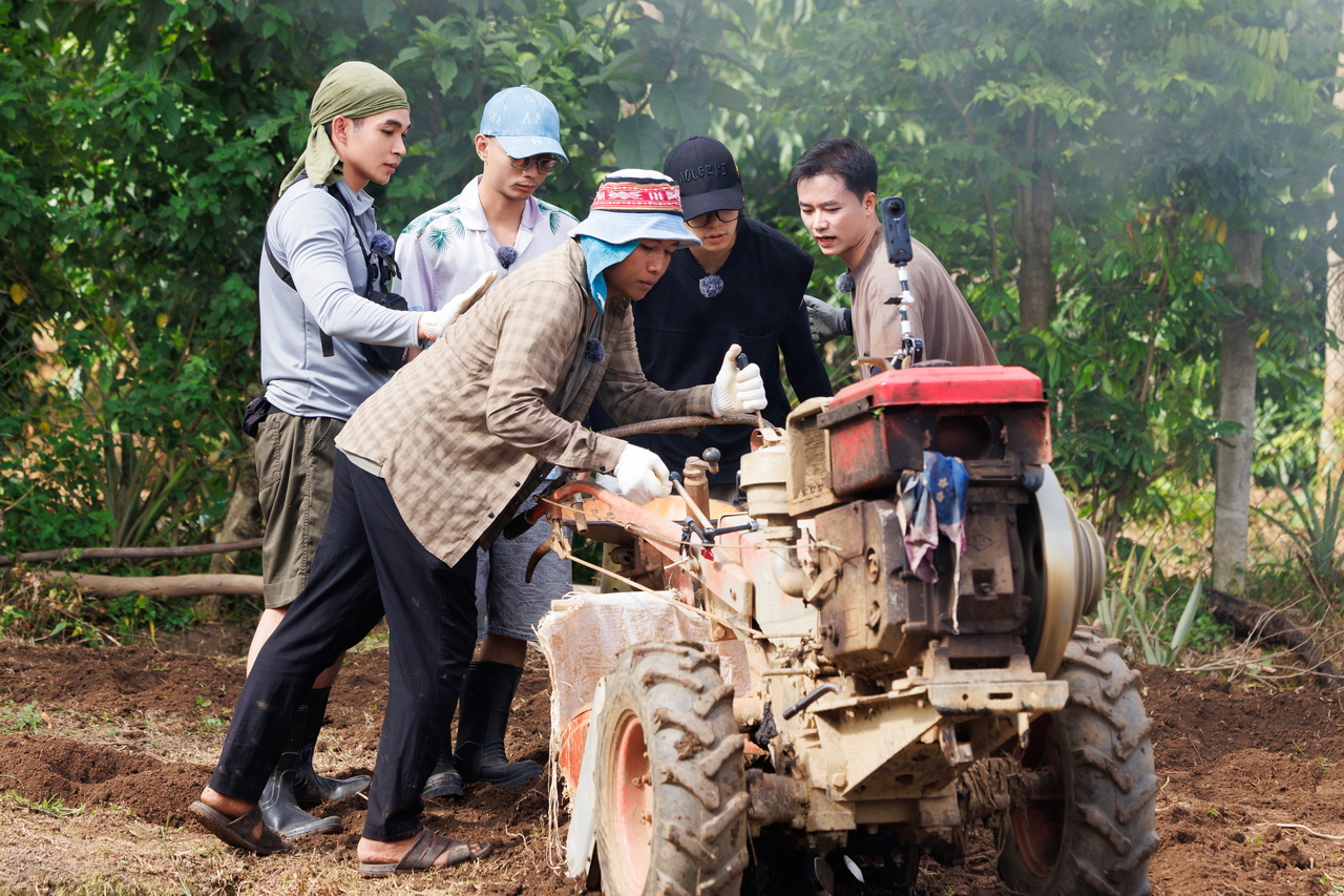 'Gia đình Haha' tập mới nhất: Trọng Hiếu, Tóc Tiên choáng ngợp khi gặp voi ngay trên đường- Ảnh 2.