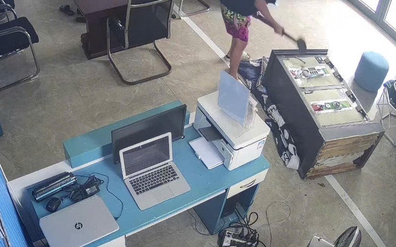 Hành động bất thường của nam sinh dùng búa phá két sắt lấy vàng mang bán sau khi bị thao túng tâm lý