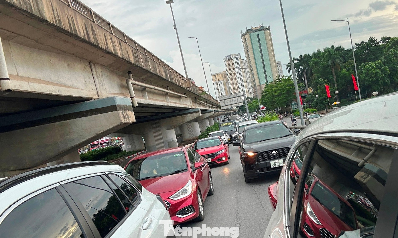 Phương tiện tăng gấp 2 - 3 lần, cửa ngõ Hà Nội và cao tốc ùn tắc kéo dài - Ảnh 1. Phương tiện tăng gấp 2 - 3 lần, cửa ngõ Hà Nội và cao tốc ùn tắc kéo dài - Ảnh 1.