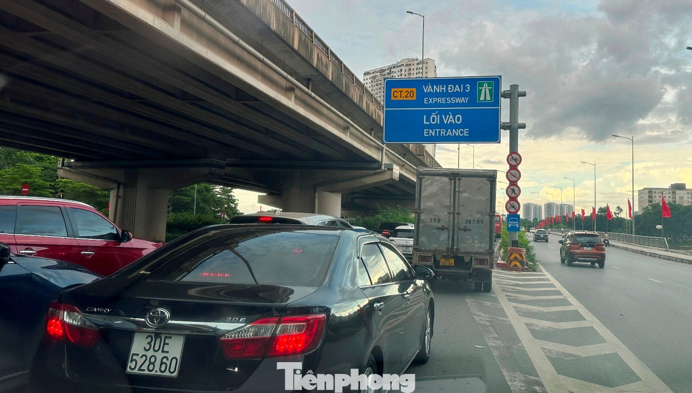 Phương tiện tăng gấp 2 - 3 lần, cửa ngõ Hà Nội và cao tốc ùn tắc kéo dài - Ảnh 2. Phương tiện tăng gấp 2 - 3 lần, cửa ngõ Hà Nội và cao tốc ùn tắc kéo dài - Ảnh 2.
