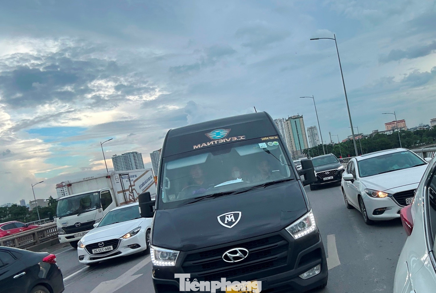 Phương tiện tăng gấp 2 - 3 lần, cửa ngõ Hà Nội và cao tốc ùn tắc kéo dài - Ảnh 4. Phương tiện tăng gấp 2 - 3 lần, cửa ngõ Hà Nội và cao tốc ùn tắc kéo dài - Ảnh 4.