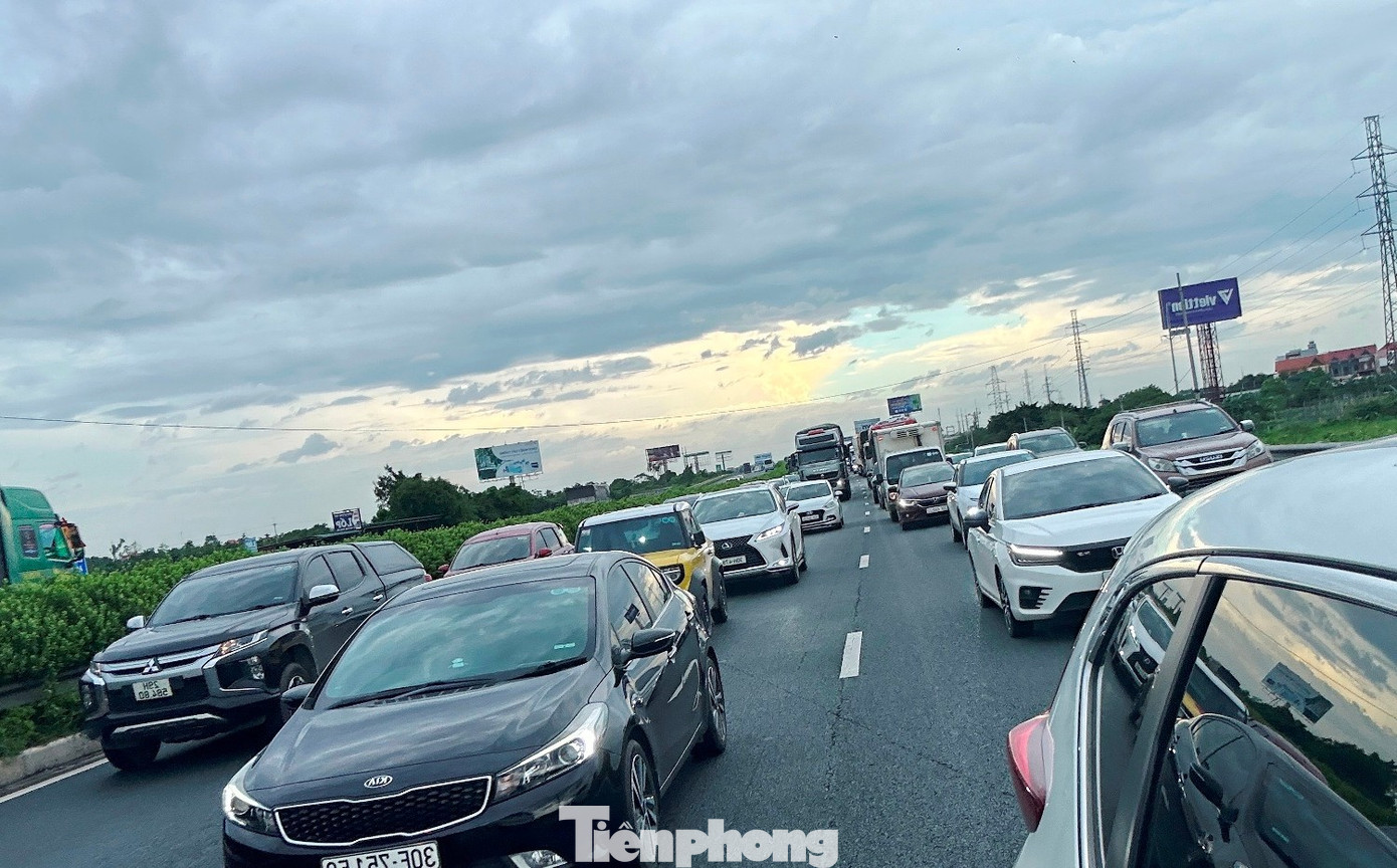 Phương tiện tăng gấp 2 - 3 lần, cửa ngõ Hà Nội và cao tốc ùn tắc kéo dài - Ảnh 6. Phương tiện tăng gấp 2 - 3 lần, cửa ngõ Hà Nội và cao tốc ùn tắc kéo dài - Ảnh 6.