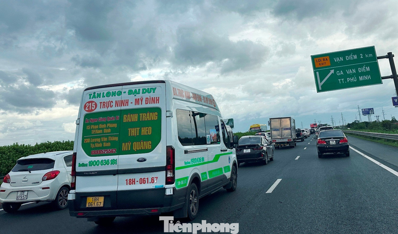 Phương tiện tăng gấp 2 - 3 lần, cửa ngõ Hà Nội và cao tốc ùn tắc kéo dài - Ảnh 7. Phương tiện tăng gấp 2 - 3 lần, cửa ngõ Hà Nội và cao tốc ùn tắc kéo dài - Ảnh 7.