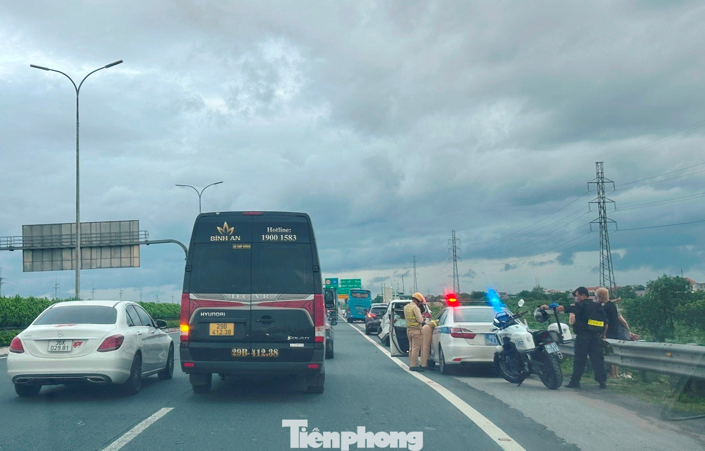 Phương tiện tăng gấp 2 - 3 lần, cửa ngõ Hà Nội và cao tốc ùn tắc kéo dài - Ảnh 9. Phương tiện tăng gấp 2 - 3 lần, cửa ngõ Hà Nội và cao tốc ùn tắc kéo dài - Ảnh 9.