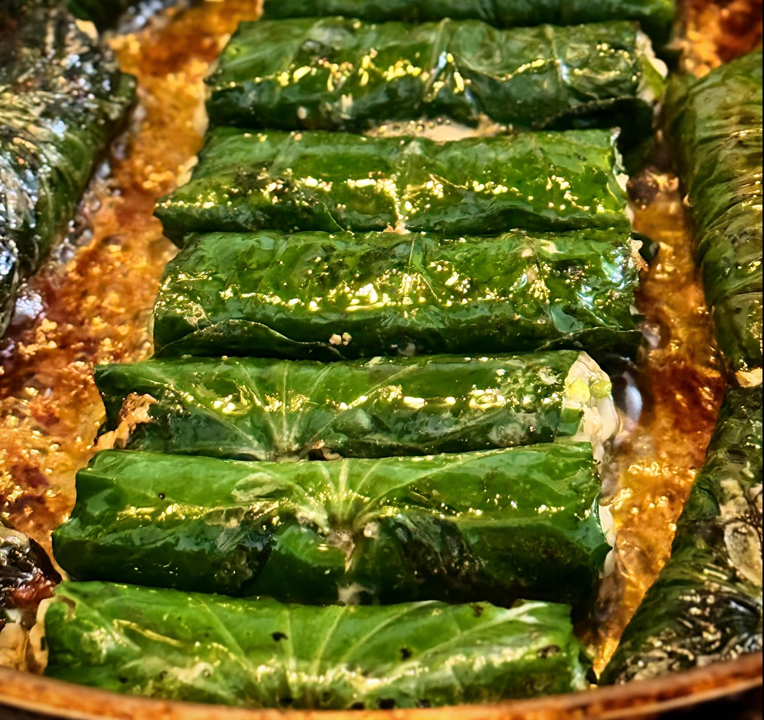 Jenis daun ini sangat melimpah di negara kita dan merupakan 'obat mujarab'. Ketika ditambahkan ke daging panggang, daun ini memberikan cita rasa istimewa dan menarik yang disukai semua orang - Foto 4. Loại lá cực nhiều ở nước ta là thuốc ‘đại bổ’, thêm vào khi nướng thịt càng thêm vị hấp dẫn đặc biệt, ai cũng mê - Ảnh 4.