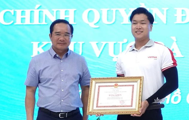 trao-bang-khen-cuu-be-gai-duoi-nuoc1-1754279225507948749386.png