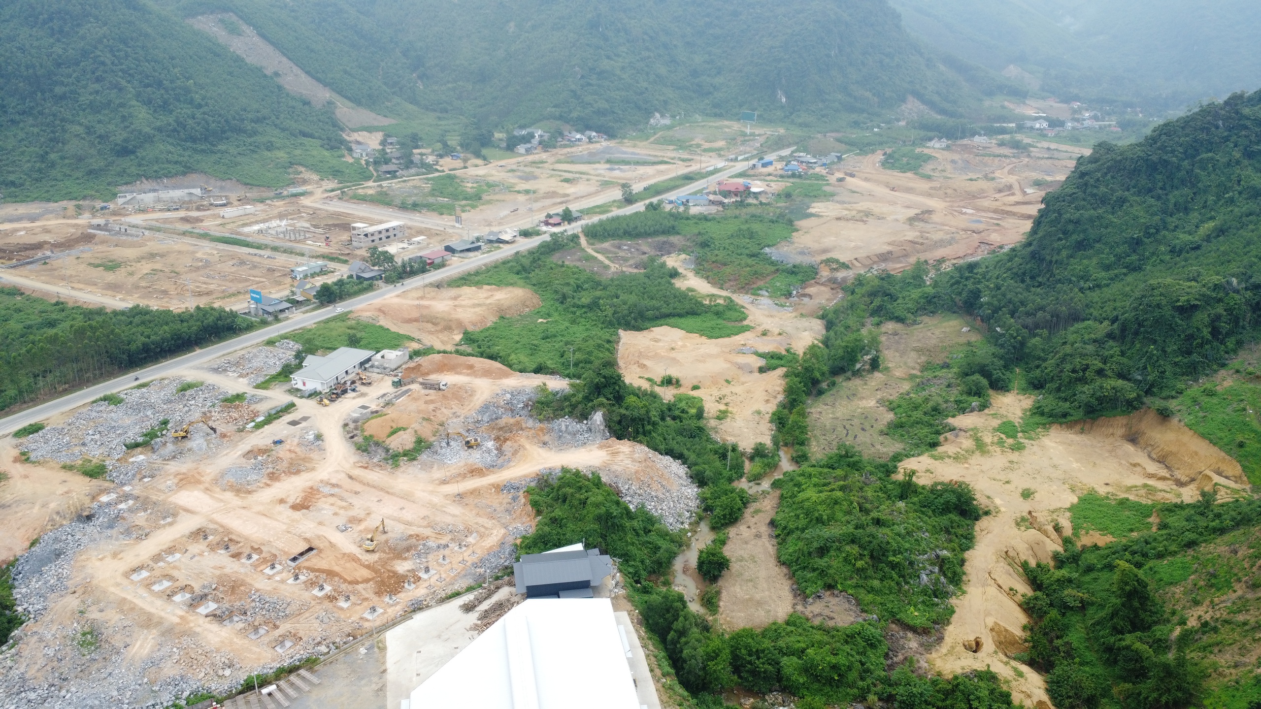 Tiếp vụ cụm công nghiệp Quảng Chu ở Thái Nguyên thi công kiểu 'tiền trảm hậu tấu': Hiện trạng khu đất ra sao?- Ảnh 2. Tiếp vụ cụm công nghiệp Quảng Chu ở Thái Nguyên thi công kiểu 'tiền trảm hậu tấu': Hiện trạng khu đất ra sao?- Ảnh 2.