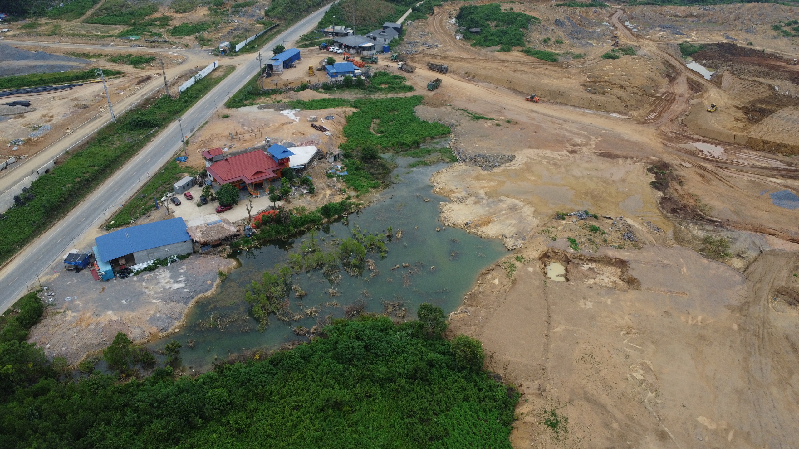 Tiếp vụ cụm công nghiệp Quảng Chu ở Thái Nguyên thi công kiểu 'tiền trảm hậu tấu': Hiện trạng khu đất ra sao?- Ảnh 4. Tiếp vụ cụm công nghiệp Quảng Chu ở Thái Nguyên thi công kiểu 'tiền trảm hậu tấu': Hiện trạng khu đất ra sao?- Ảnh 4.