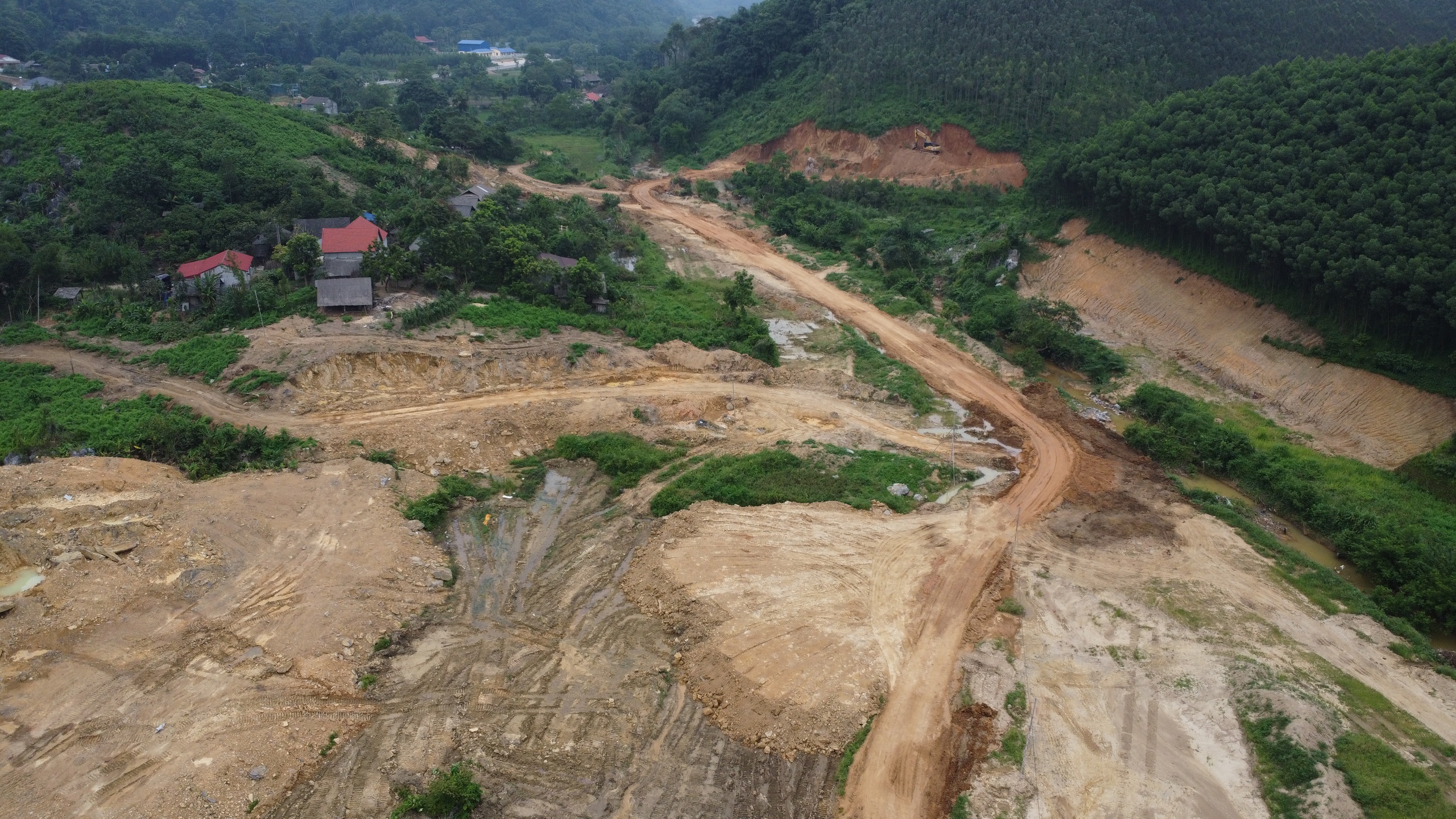 Tiếp vụ cụm công nghiệp Quảng Chu ở Thái Nguyên thi công kiểu 'tiền trảm hậu tấu': Hiện trạng khu đất ra sao?- Ảnh 7. Tiếp vụ cụm công nghiệp Quảng Chu ở Thái Nguyên thi công kiểu 'tiền trảm hậu tấu': Hiện trạng khu đất ra sao?- Ảnh 7.