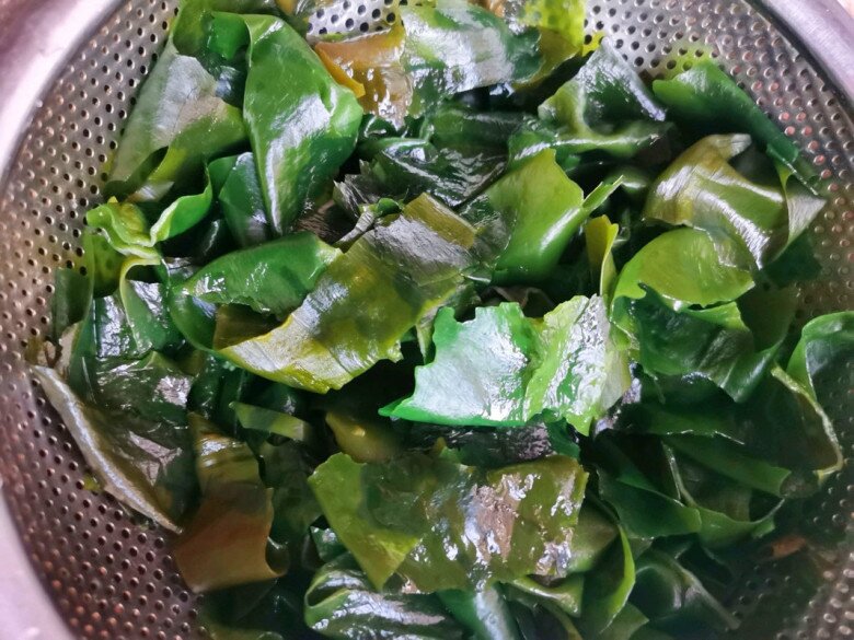 au-canh-voi-rau-nay-canxi-tang-nhieu-lan-cuc-tot-cho-xuong-chan-tay-chac-khoe-nguoi-gia-tre-e-4-1753510659-994-width780height585-1754465714183-17544657143641838684143.jpg