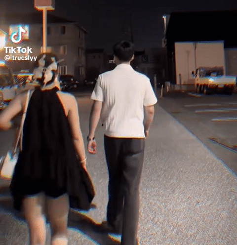 chong-di-nhat-quay-video-be-co-gai-la-1224-1754444215061-1754444216443808304865.gif