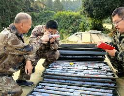 55 lỗ khoan sâu 1.500m có đến 48 lỗ đụng trúng “mạch vàng”: Siêu kho báu hơn 2,1 triệu tỷ đồng lộ diện nhờ công nghệ cao - Ảnh 1. 55 lỗ khoan sâu 1.500m có đến 48 lỗ đụng trúng “mạch vàng”: Siêu kho báu hơn 2,1 triệu tỷ đồng lộ diện nhờ công nghệ cao - Ảnh 1.