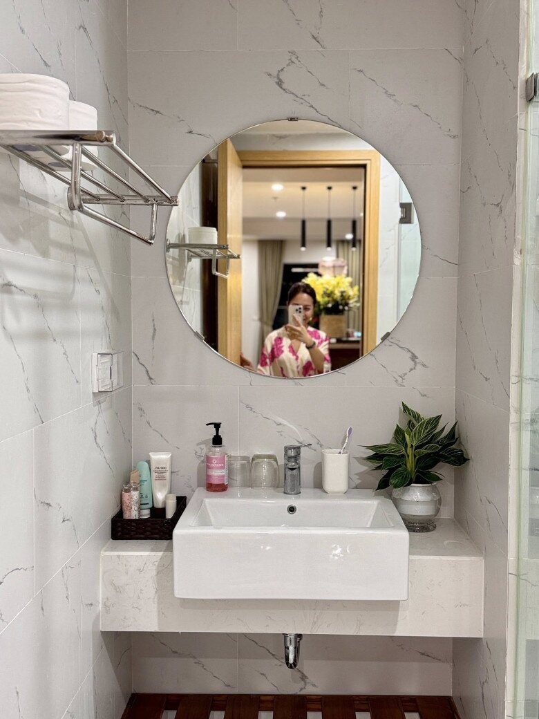 2 căn nhà của con gái NSND Hạ Vy - MC Hoàng Trang VTV và cách cắm hoa tươi chị em xem xong liền về học cách cắm- Ảnh 11. 2 căn nhà của con gái NSND Hạ Vy - MC Hoàng Trang VTV và cách cắm hoa tươi chị em xem xong liền về học cách cắm- Ảnh 11.