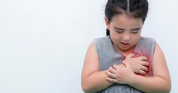 Một nguy&ecirc;n nh&acirc;n bất ngờ khiến trẻ em g&aacute;i dậy th&igrave; sớm