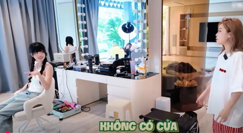 Chi tiết trong phòng ngủ dễ khiến người xem 'xấu hổ' của Ngọc Trinh có gì đặc biệt?- Ảnh 2.