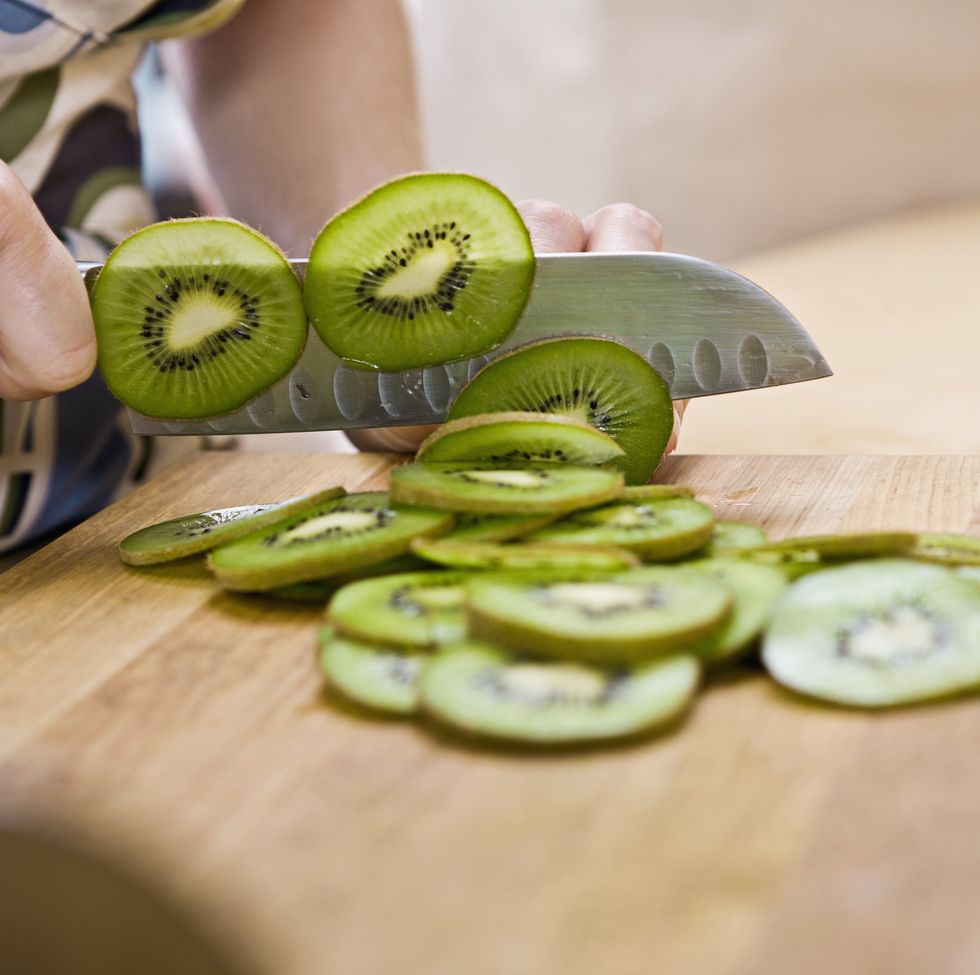 cắt kiwi bằng tay
