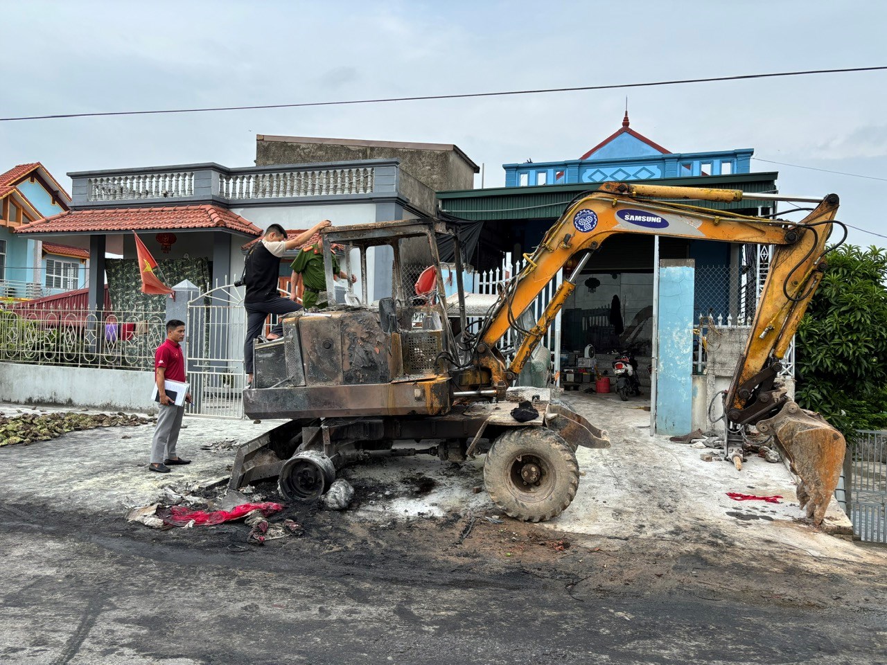 Mâu thuẫn cá nhân, gã đàn ông Hải Phòng phóng hỏa đốt máy xúc trong đêm- Ảnh 1. Mâu thuẫn cá nhân, gã đàn ông Hải Phòng phóng hỏa đốt máy xúc trong đêm- Ảnh 1.